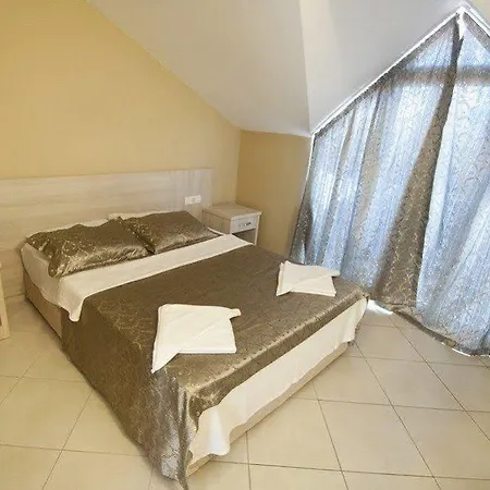 Flora Palm Hotell 4*